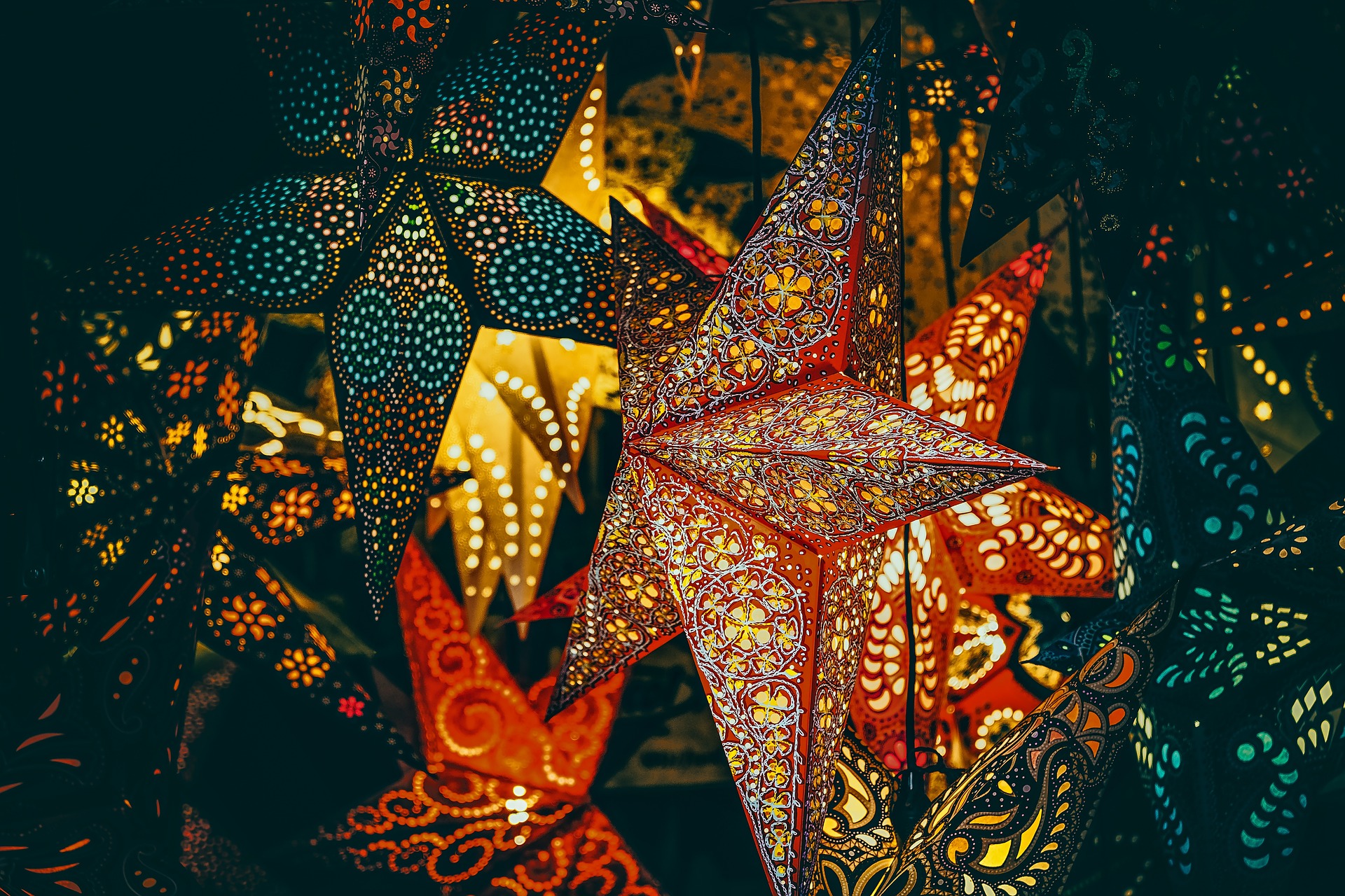 stars-4664313_1920 (c) Bild von <a href=https://pixabay.com/de/users/couleur-1195798/?utm_source=link-attribution&utm_medium=referral&utm_campaign=image&utm_content=4664313>Ilo</a> auf <a href=https://pixabay.com/de//?utm_source=link-attribution&utm_medium=referral&utm_campaign=image&utm_content=4664313>Pixabay</a>